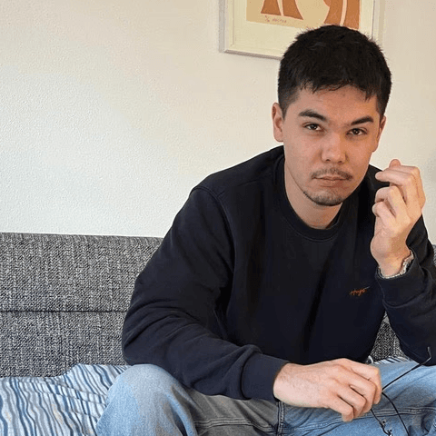 Tim Akihiro Heinrich bei der Arbeit