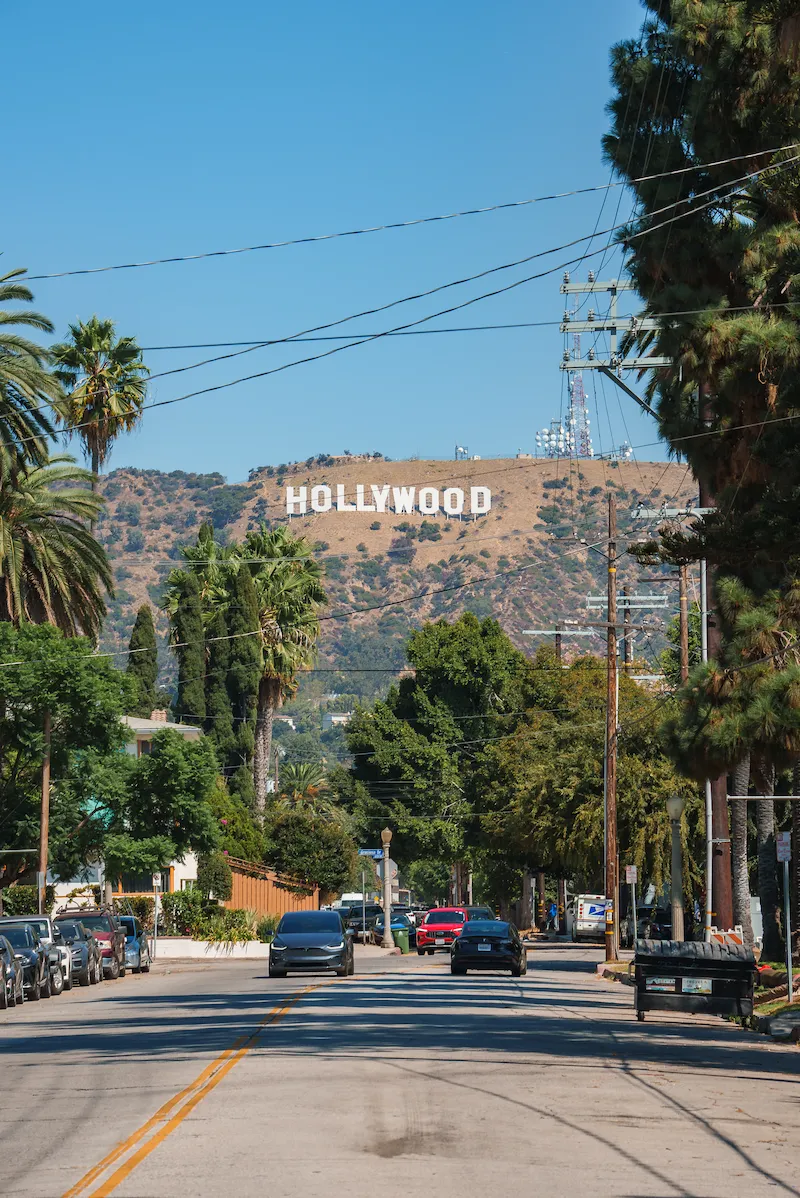 Placa de Hollywood vista de rua em Los Angeles na Califórnia