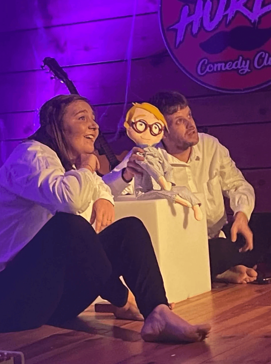 Juliette et Simon sont sur scène avec une marionnette