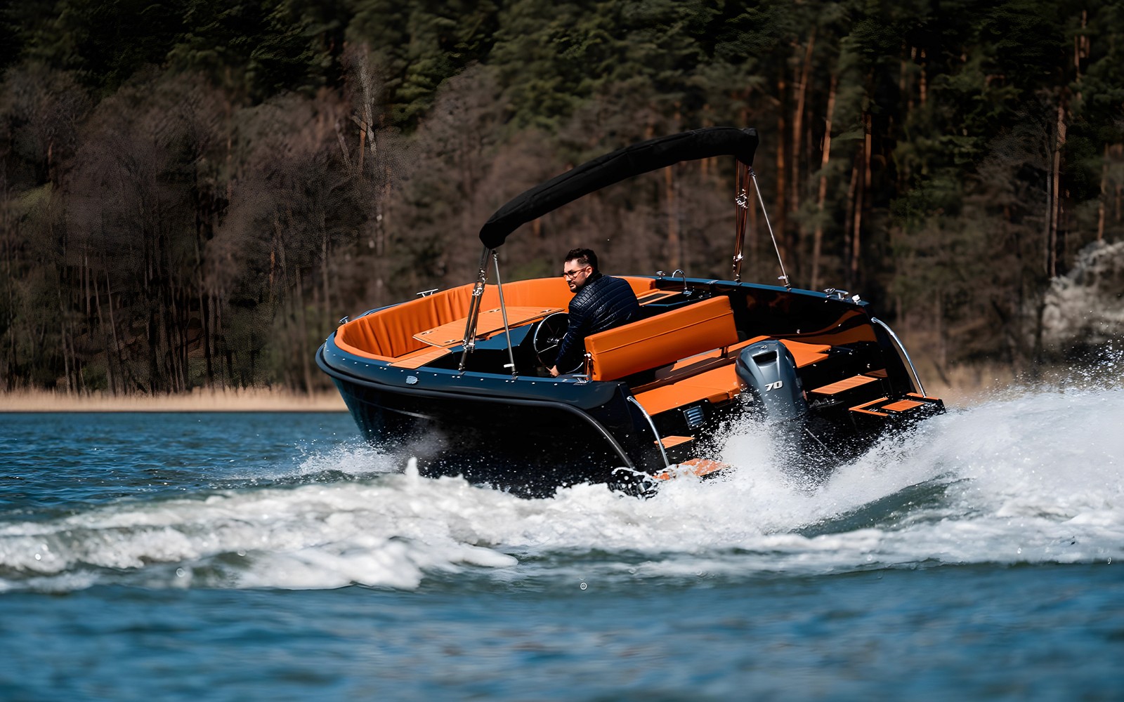 Balade en bateau rapide sur le lac de Côme avec une personne à la barre, entourée de collines boisées.