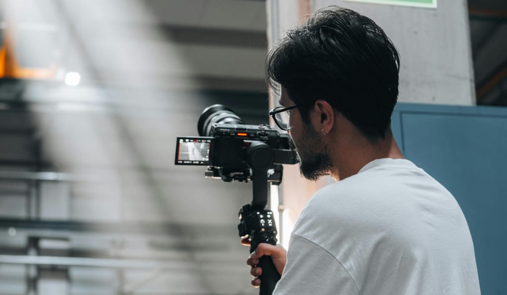 Kameramann, wie er gerade ein Immobilienvideo dreht