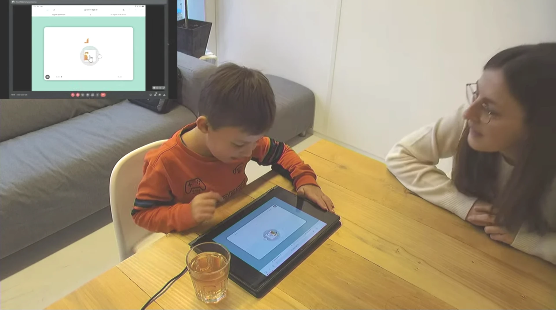 Onderzoeker van UXkids observeert een jong kind wat op de tablet opdrachten uitvoert
