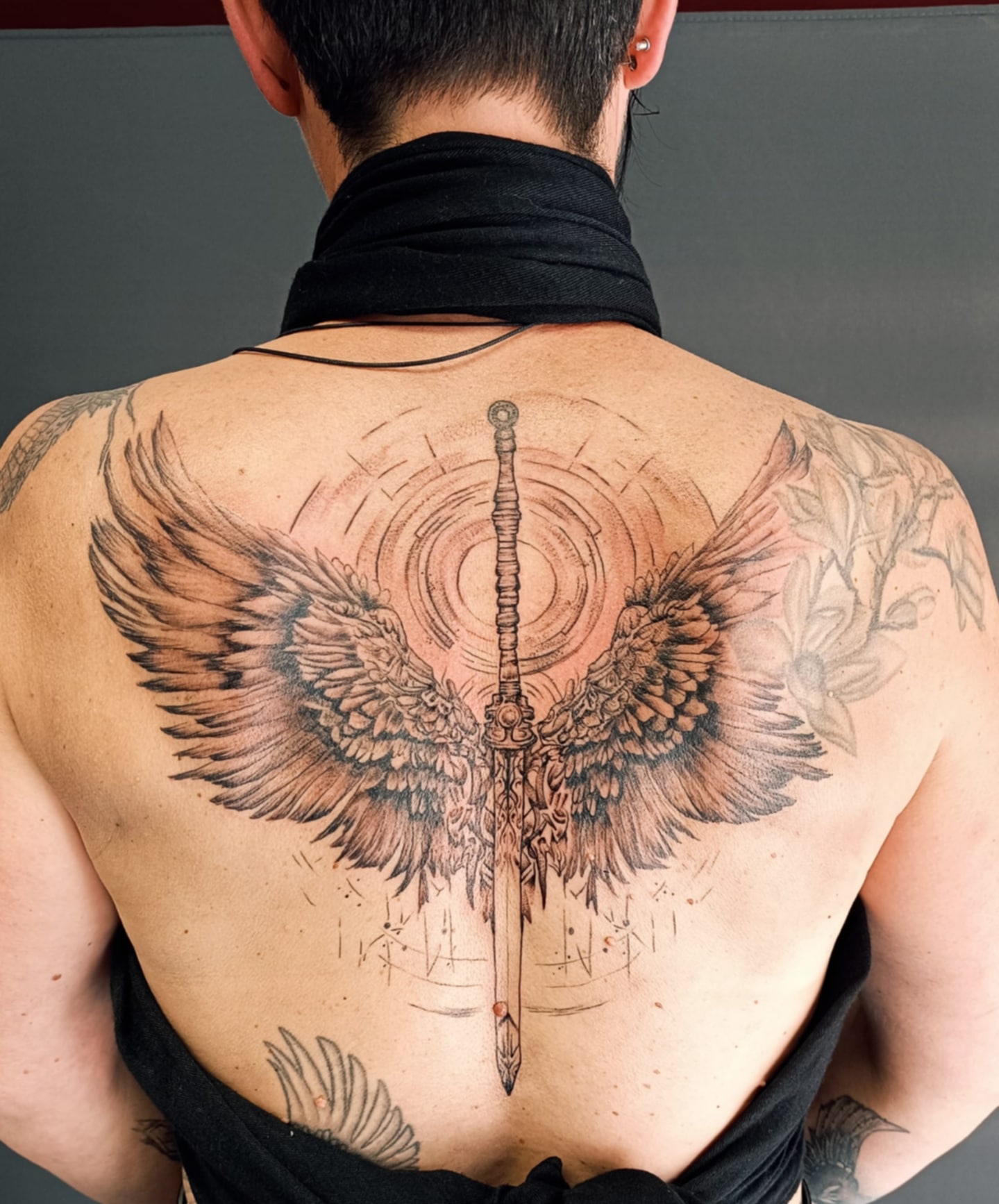 tatouage épée ailes sur le dos 