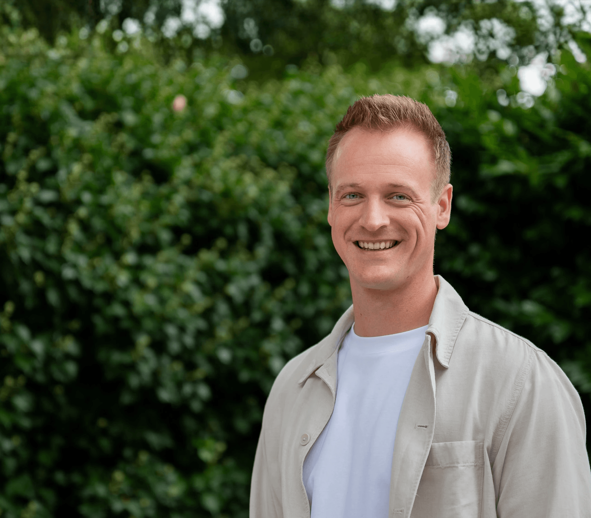 Joery Berends, magnetiseur in Twello, portret met zachte natuurlijke achtergrond