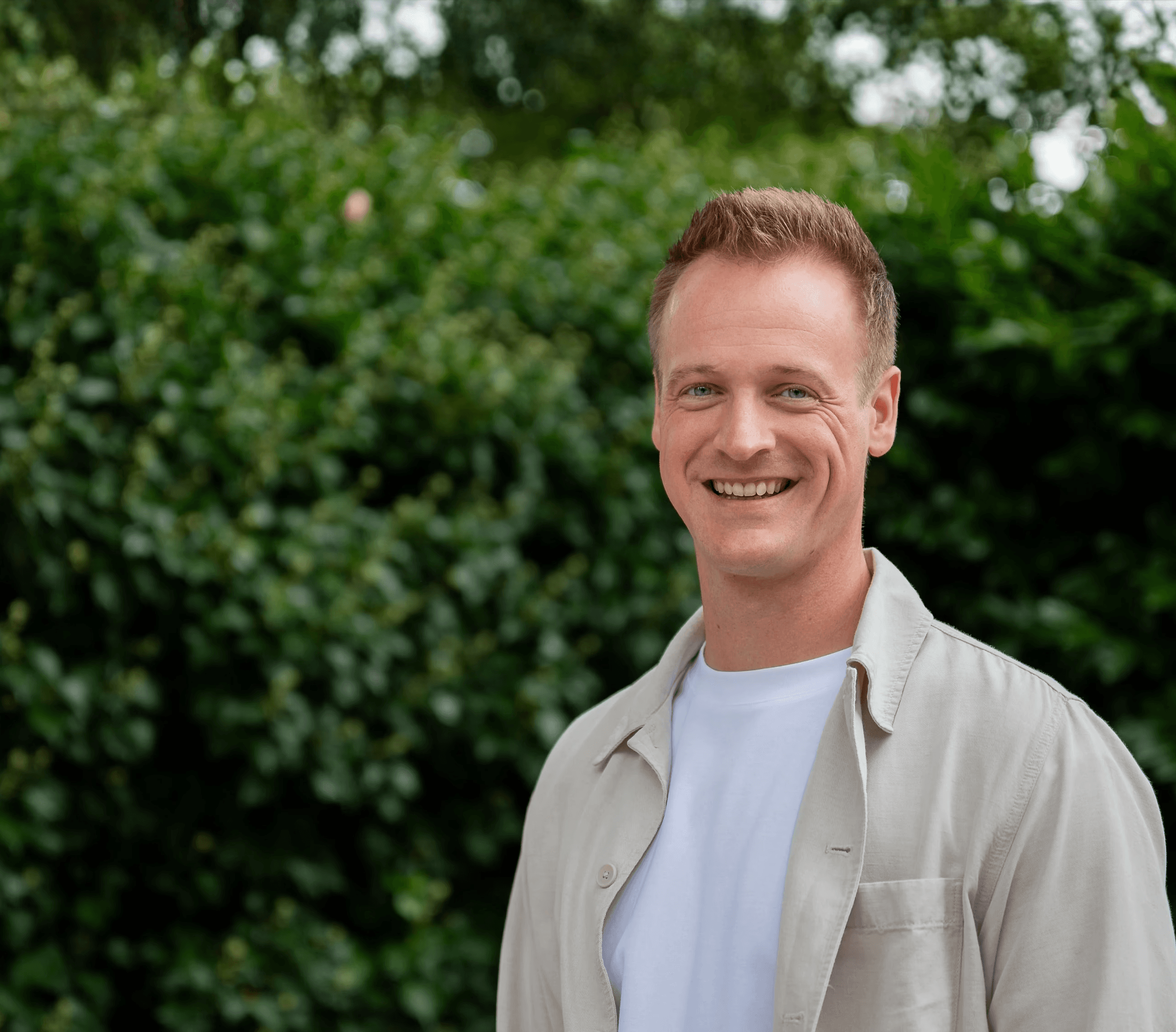 Joery Berends, magnetiseur in Twello, portret met zachte natuurlijke achtergrond