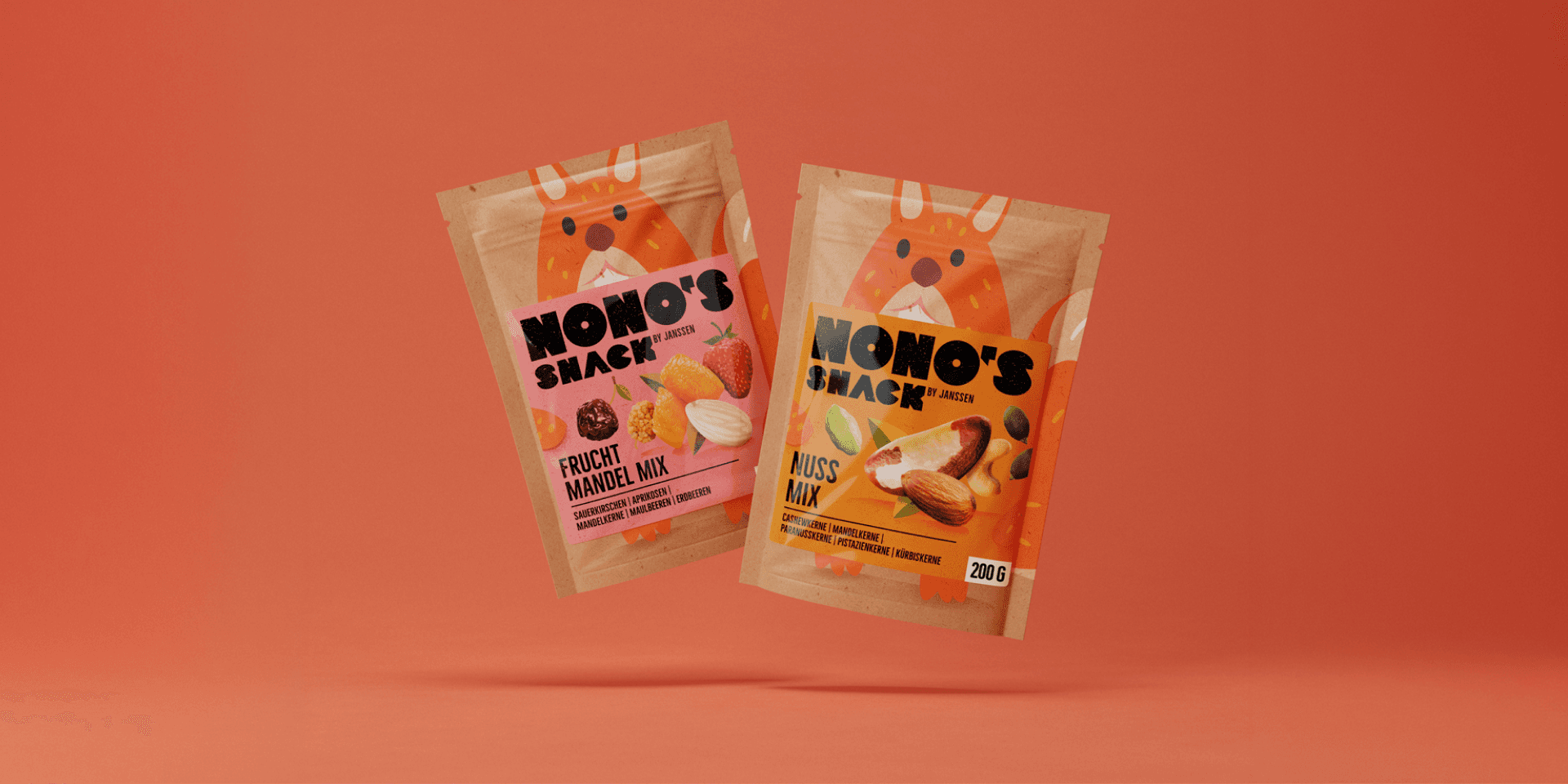 Markenwelt Nono's Snack – zwei Snack-Beutel mit Fuchs-Illustration, Frucht-Mandel-Mix und Nuss-Mix, vor warmem Korallrot.