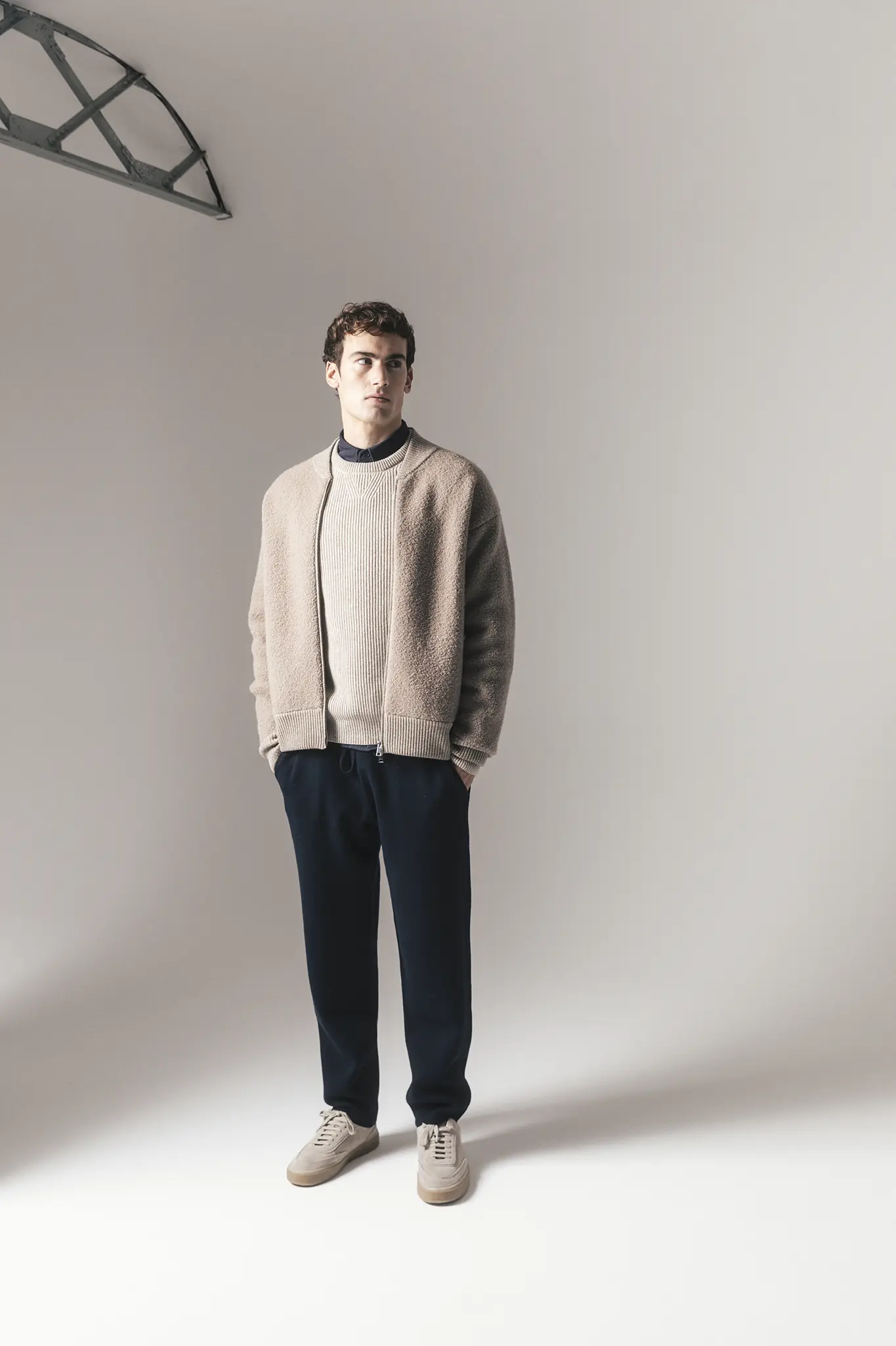 Men’s outfit from Aida Barni FW25/26 – beige cashmere knit and jacket with navy trousers.