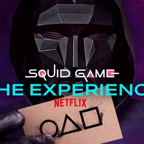 一個戴面具的人物手持一張帶有形狀的卡片。文字在紫色背景上顯示「魷魚遊戲體驗 NETFLIX」。