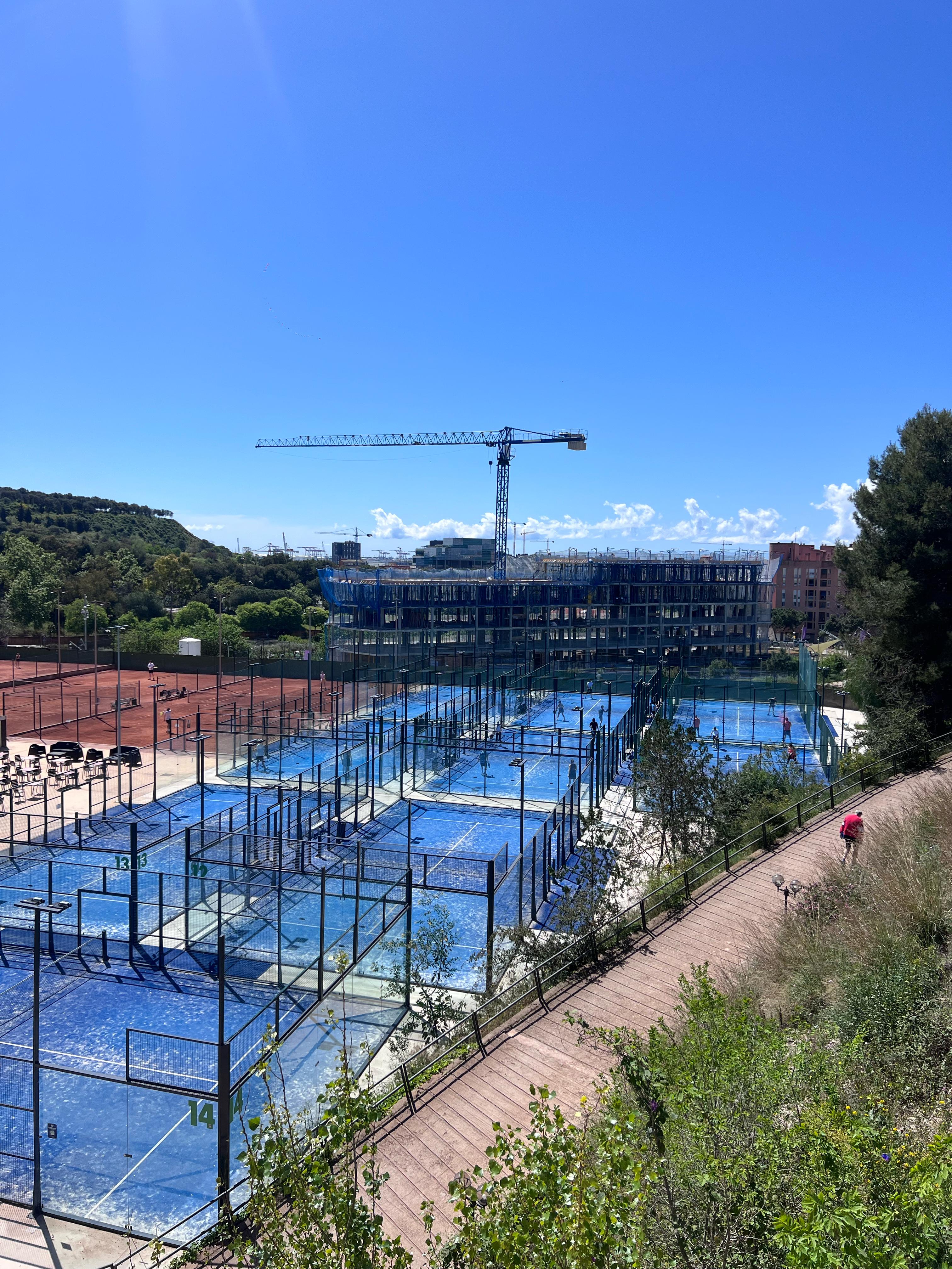 Padelbanen op de heuvel van Barcelona tijdens zonnige dag