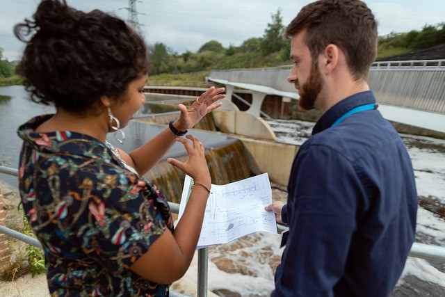 Femme d’affaires expliquant un projet de rénovation à un client