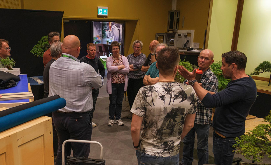 het bestuur van de vereniging die bij elkaar staan te praten