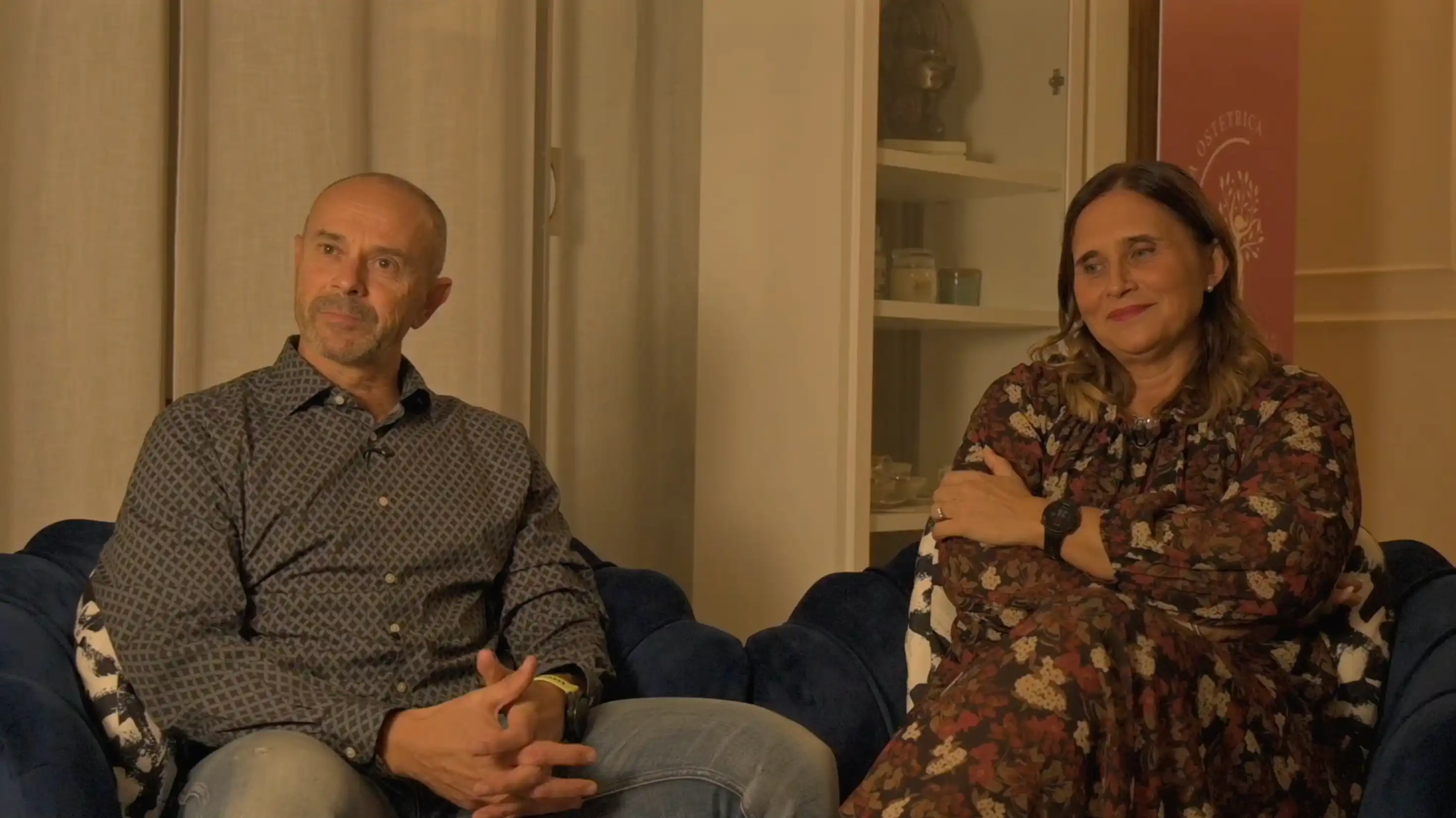 Coppia uomo e donna seduti su due poltrone nello studio La Casa Ostetrica di Forlì durante le interviste per il docufilm donne in bilico