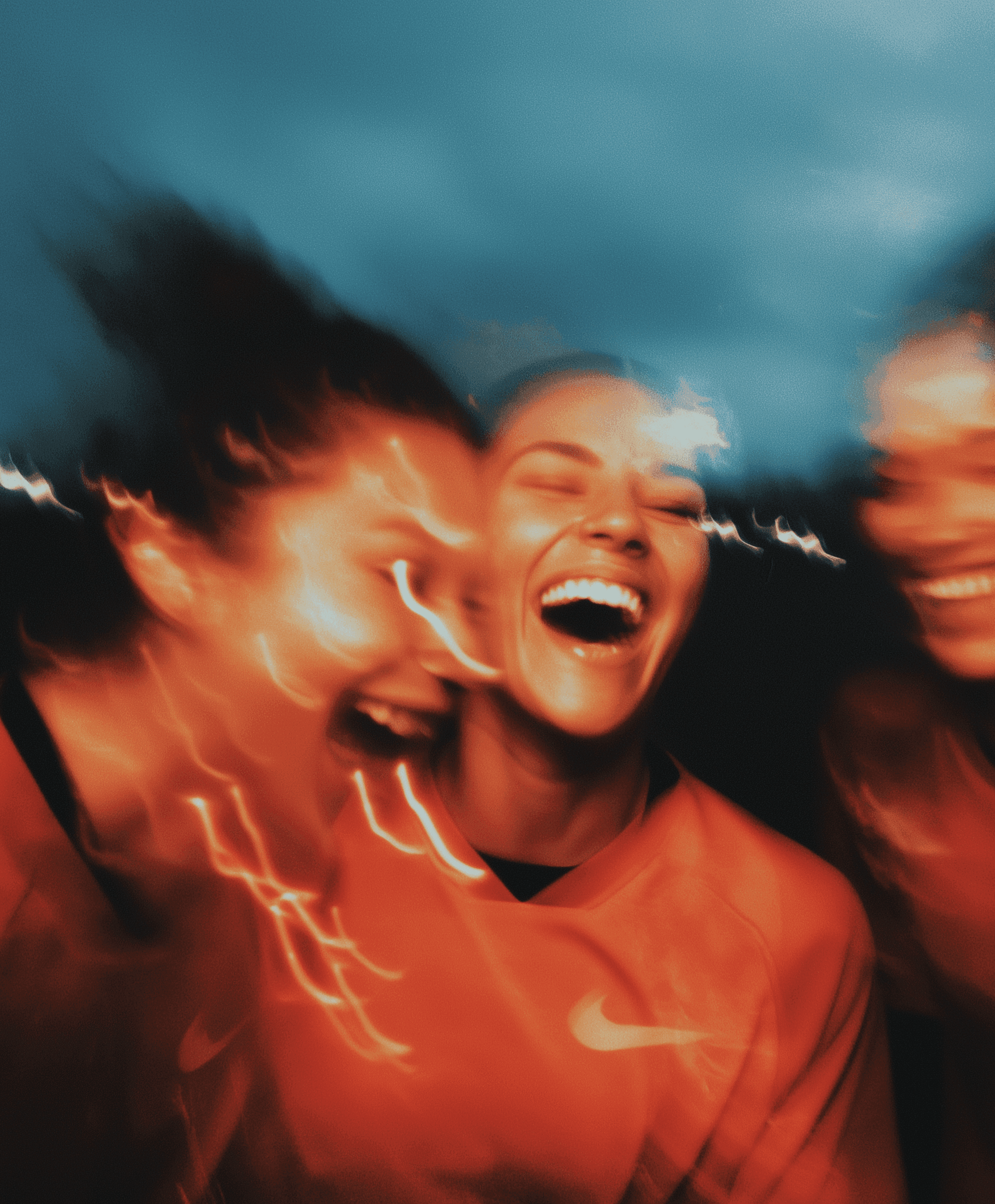 Tre kvinner som ler sammen på trening