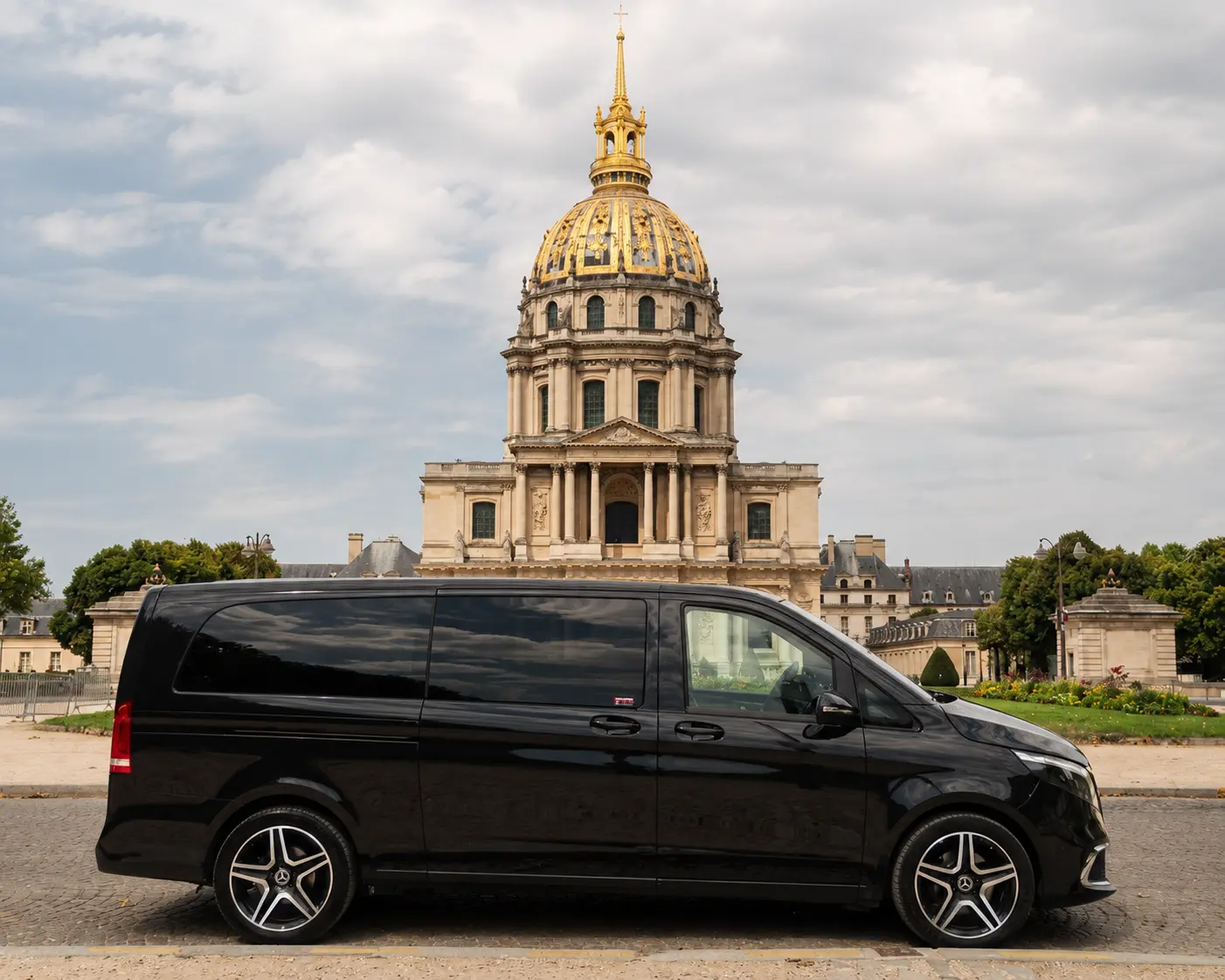Mercedes-Benz Classe V noir I.B Line photographié devant les Invalides à Paris.