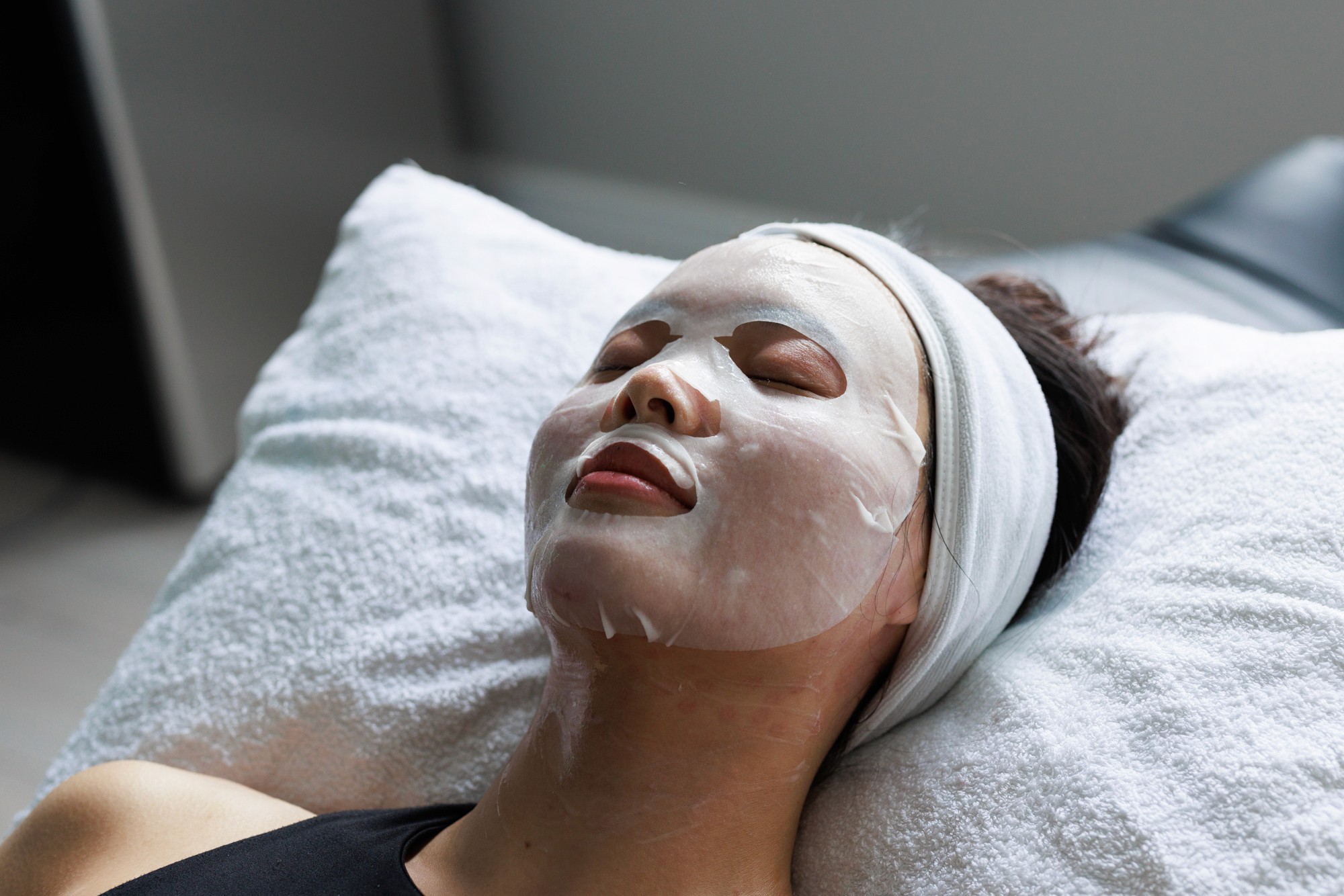 Patiente relaxant avec un masque appliqué au visage