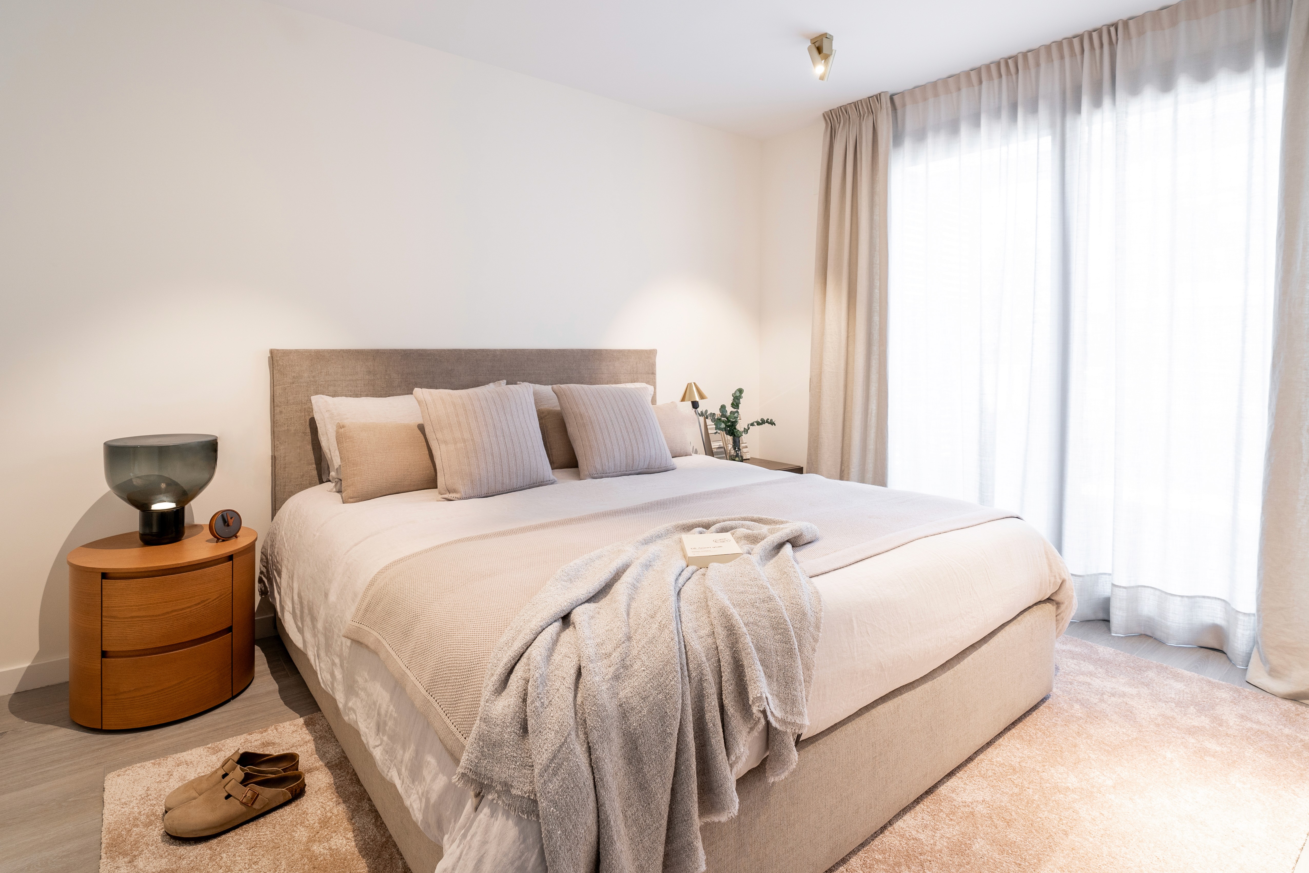 Dormitorio moderno con tonos neutros grises