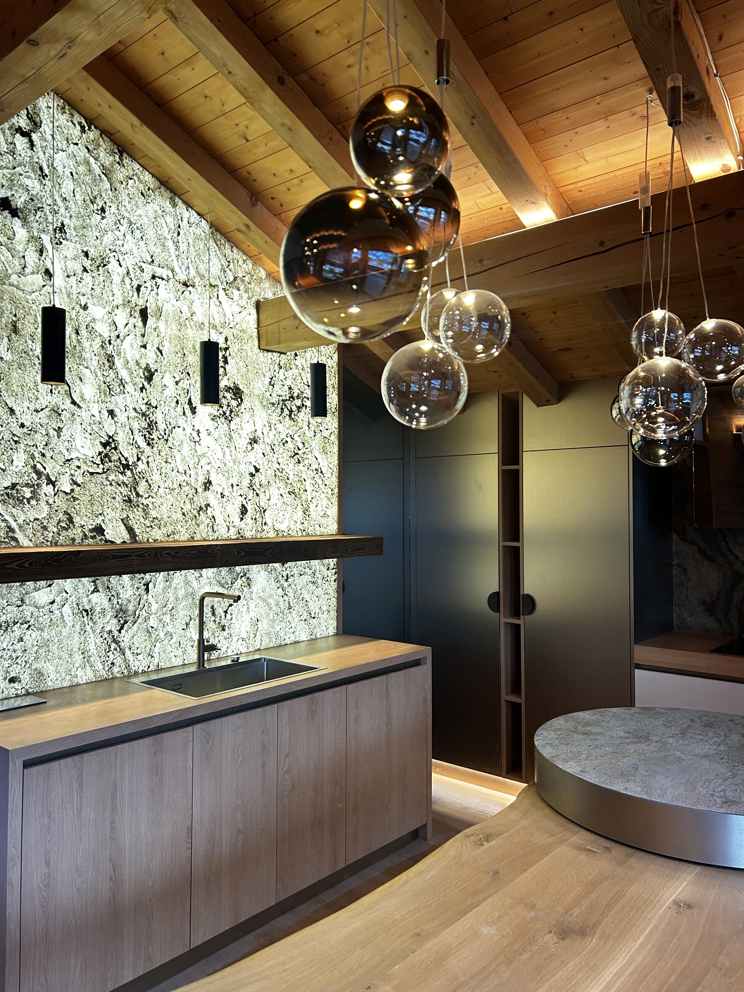 Cuisine sur mesure conçue par N6 Cuisine, agence d’architecture d’intérieur spécialisée dans les projets personnalisés et haut de gamme.n