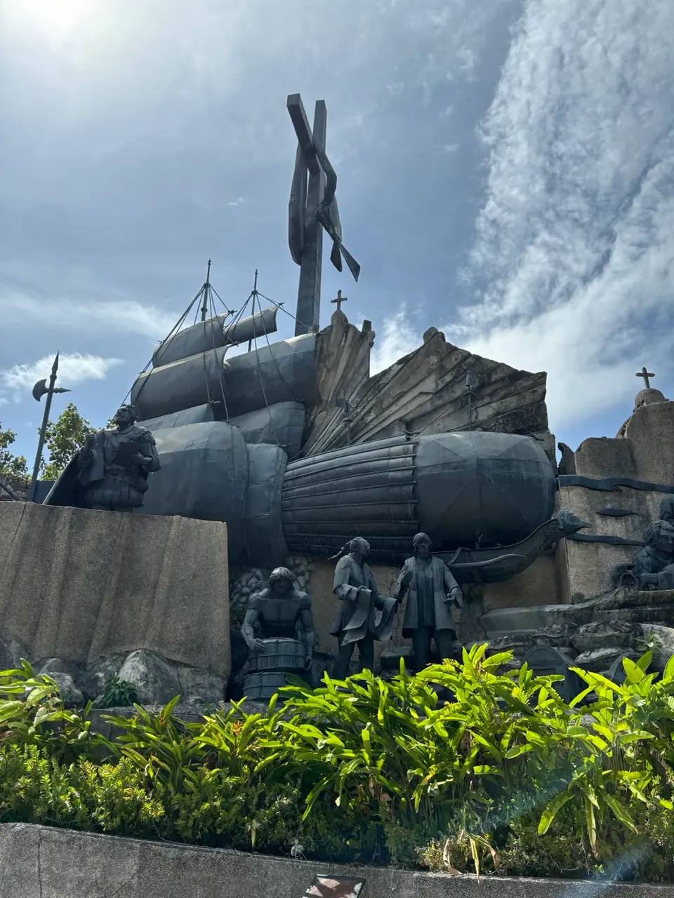 magellans cross stenen standbeeld van een schip en kruis