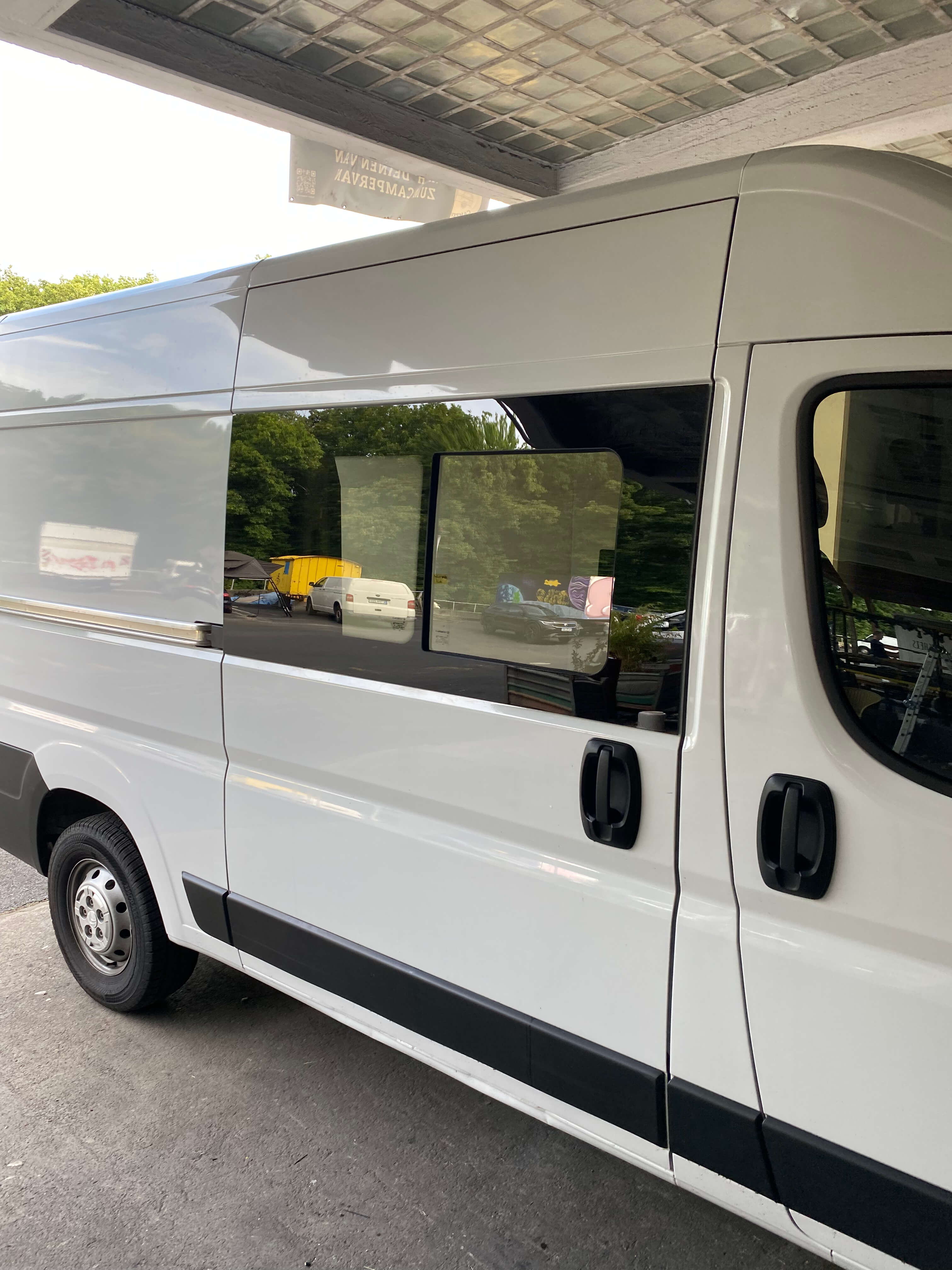 Nahaufnahme eines neu eingebauten modernen Fensters einer Camper Schiebetür.