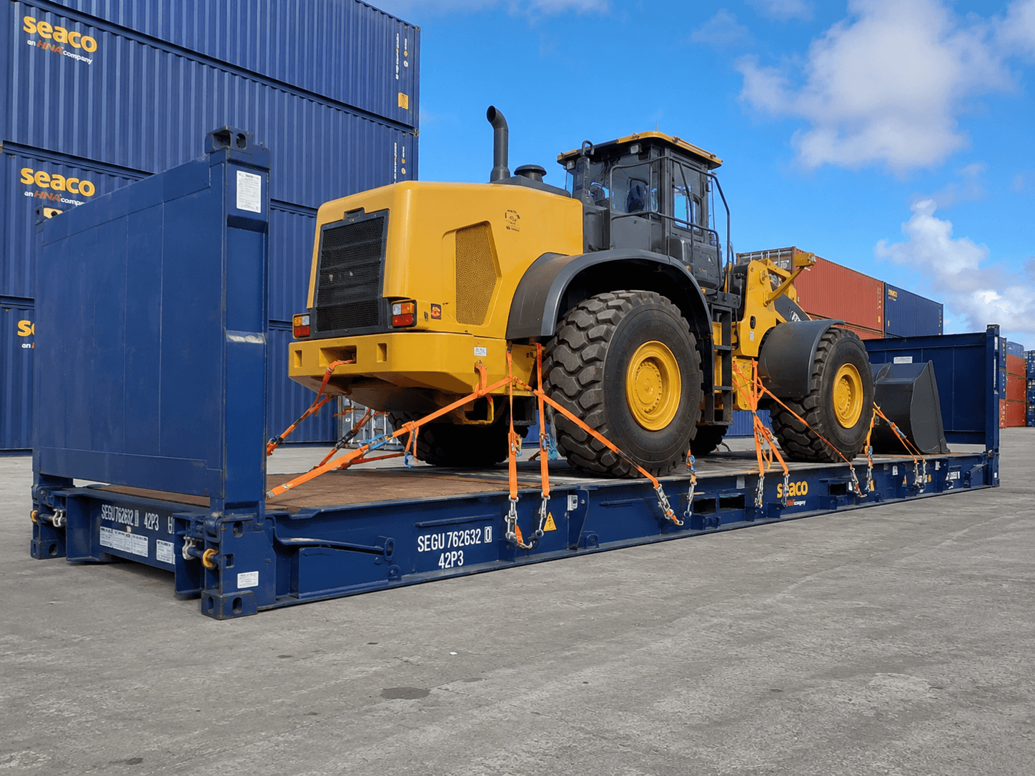 El contenedor Flat Rack es una plataforma con paneles frontales abatibles y base reforzada, diseñada para transportar cargas anchas, pesadas o fuera de medida.