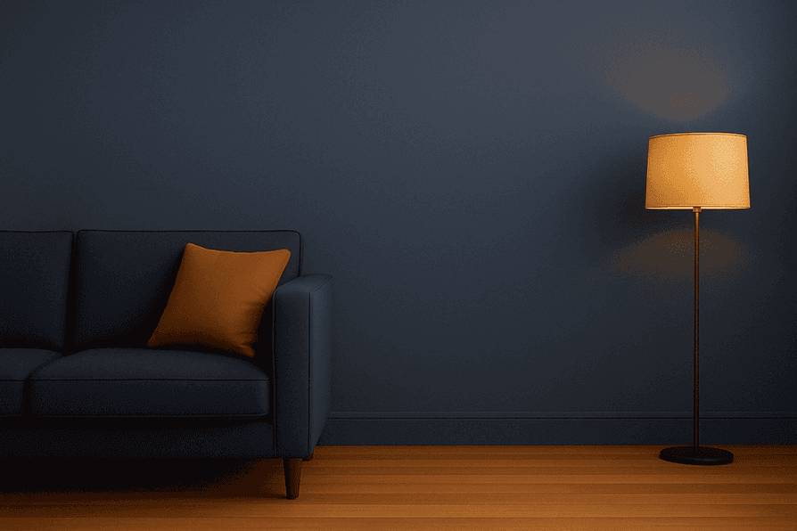 Fundo elegante com sofá azul, luminária e logo da HB Malheiros Vistorias de Imóveis