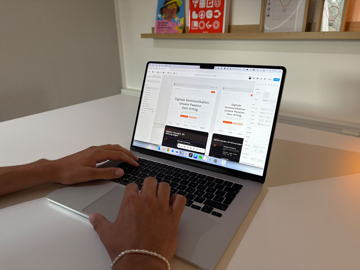 Auf dem Bild sieht man einen aufgeklappten Laptop mit dem Framer Interface