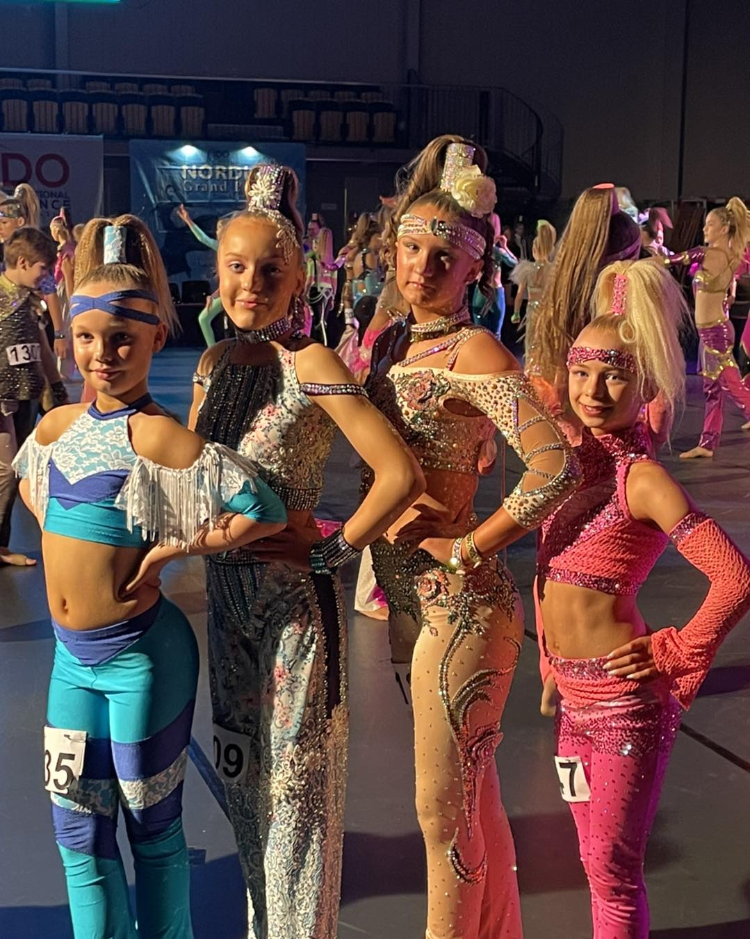 Billede af piger der klædt ud til at danse