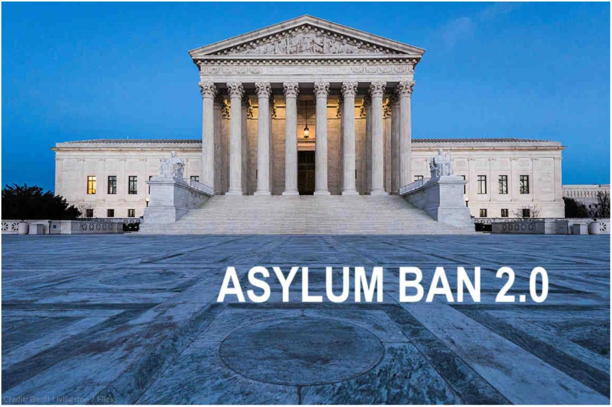 A imagem mostra o prédio da Suprema Corte dos Estados Unidos ao anoitecer, com "PROIBIÇÃO DE ASILO 2.0" exibido em destaque em texto branco em negrito sobre os degraus frontais, ressaltando temas jurídicos e de imigração.