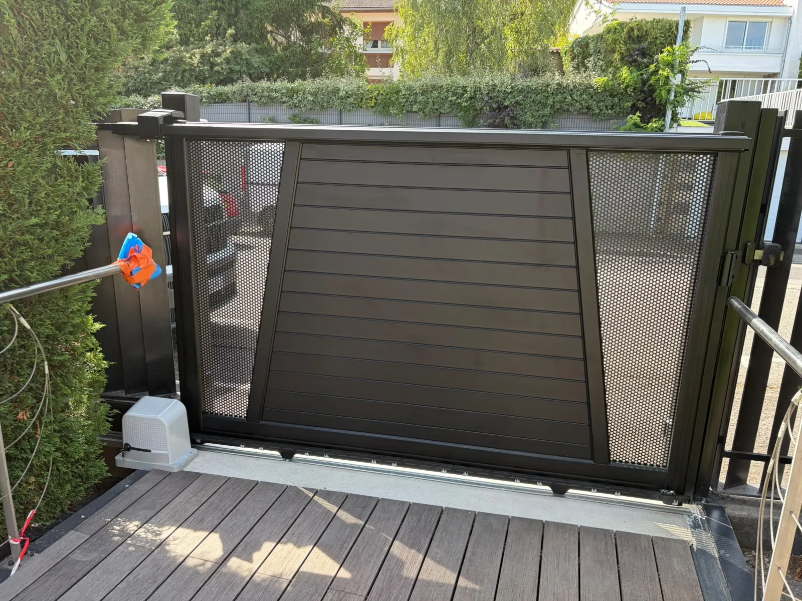 Portail à lames horizontales et poteaux en pierre — AFermetures