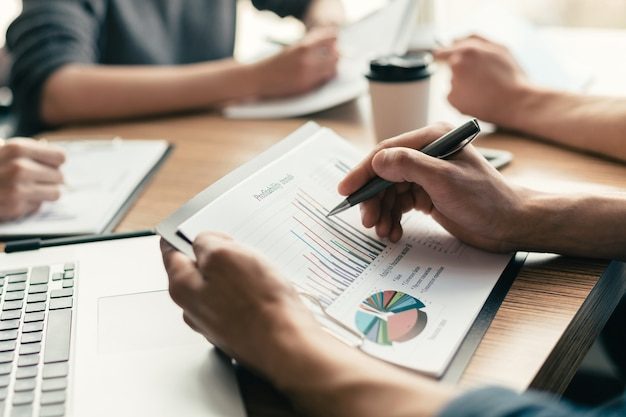 Administratie en facturen op laptop