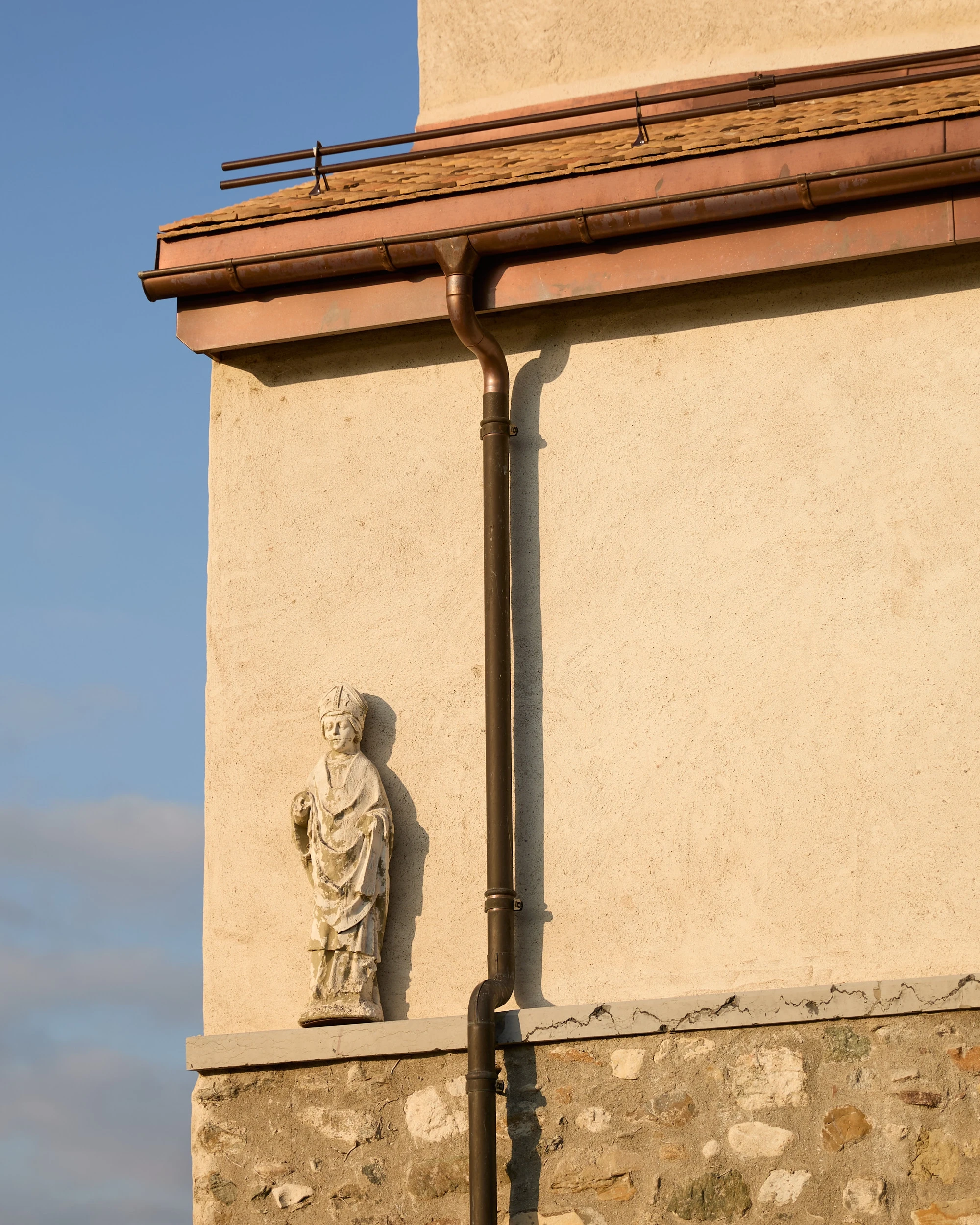 Détail de la sculpture de Saint-Prothais sur la façade du Château de Saint-Prex, œuvre intégrée par l’ancien propriétaire Favrod, cofondateur du musée de l’Elysée à Lausanne.
