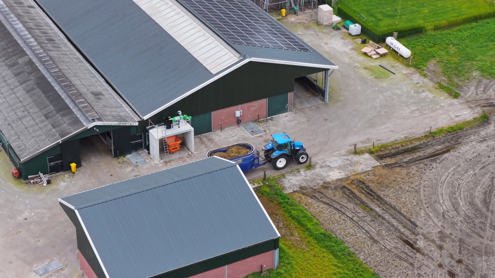 Agrarisch bedrijf met stallen en een tractor op het erf