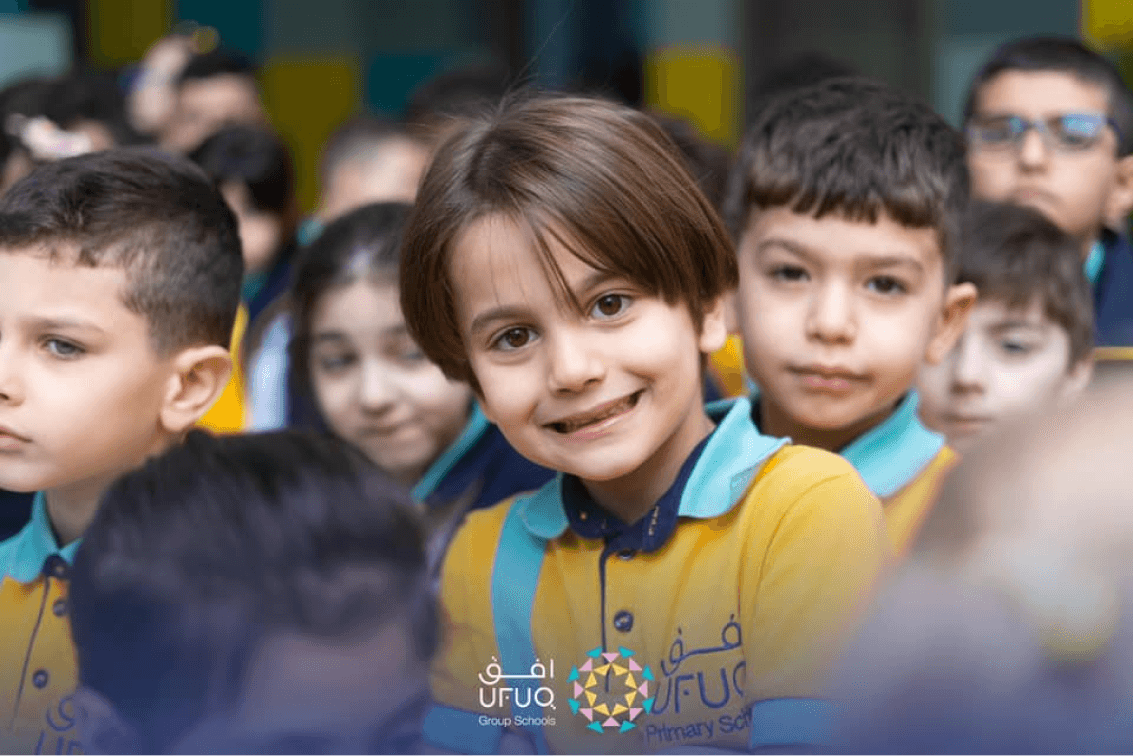 اطفال يرتدون الزي الرسمي