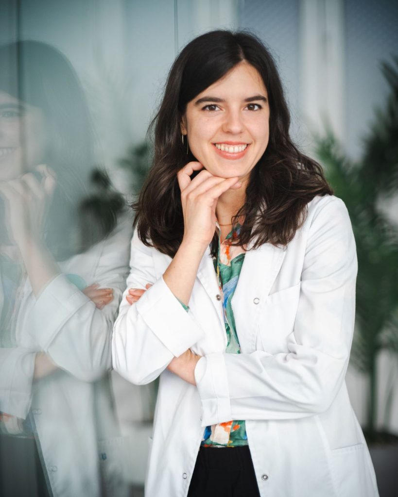 Maria Lopez Altuna esta mirando a cámara de pie y sonriendo