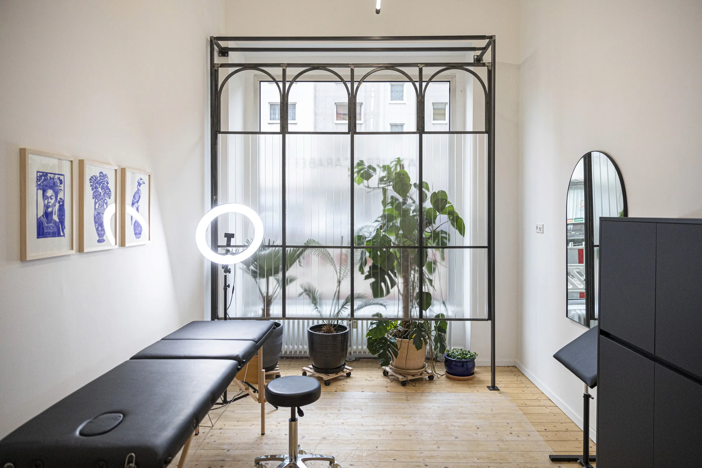 Clean and safe tattoo studio space in Bochum at Atelier Scarabée with large window and professional setup.