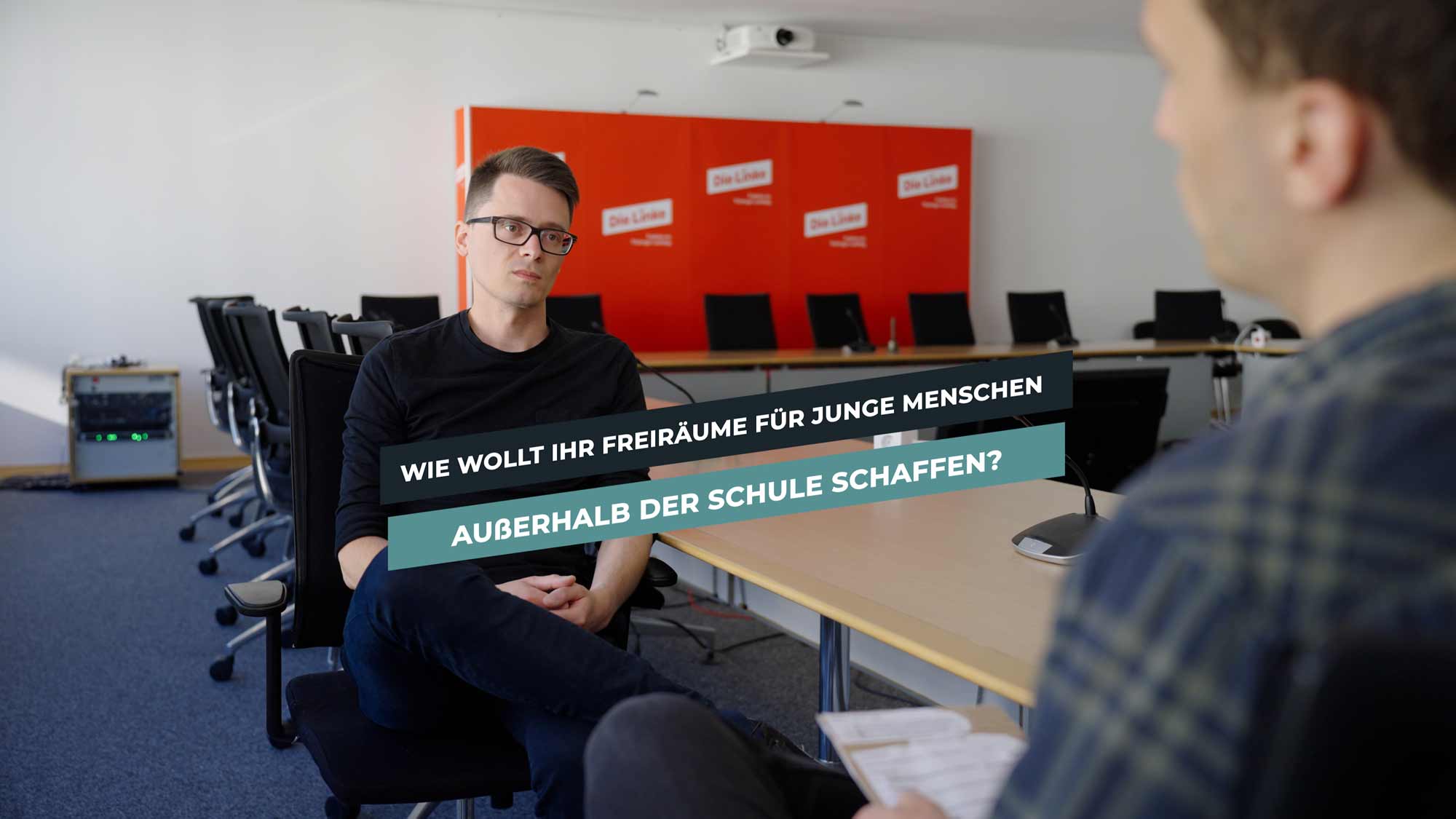 Man in a conference setting for Lohnt-Sich!-Social-Media-Campaign