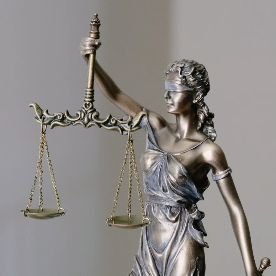 Lady Justice statue holding balanced scales, symbolizing fairness and legal responsibility in liability insurance