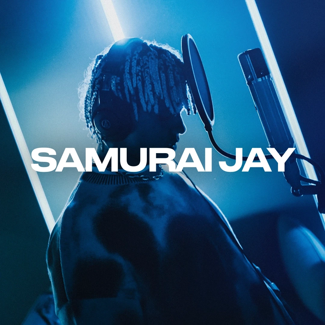 Samurai Jay in studio durante una registrazione.