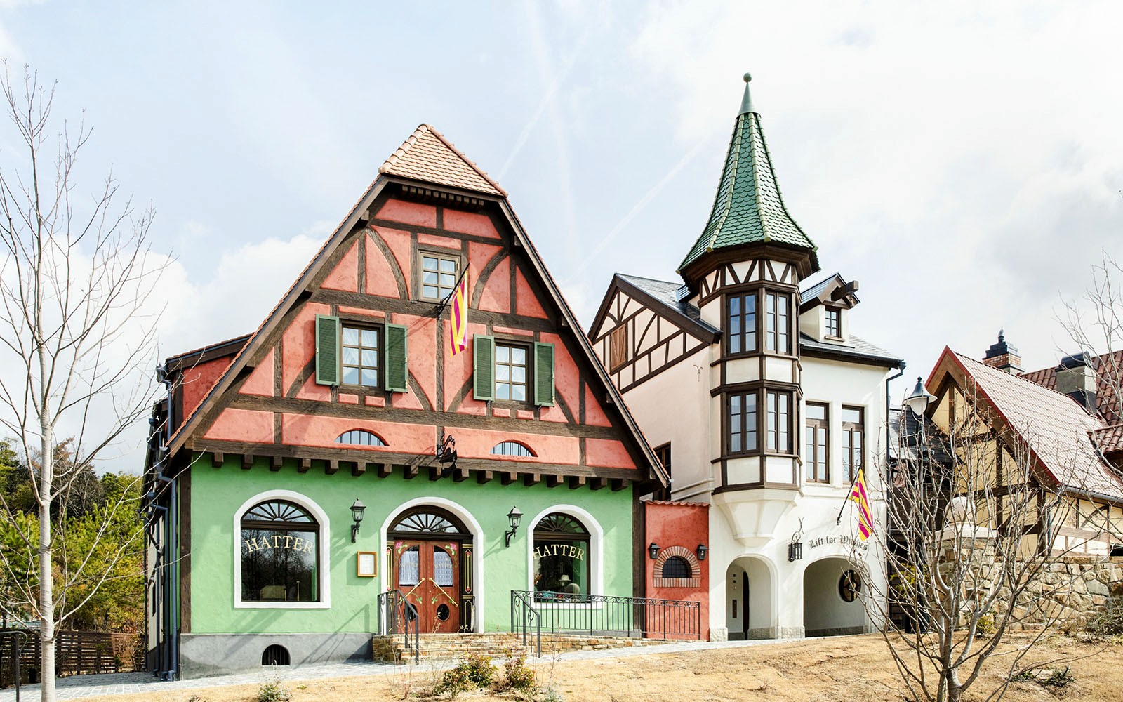 帽子匠工厂：五彩缤纷的外墙与塔楼，©Studio Ghibli。