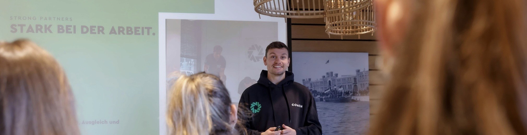 Mitarbeitender von Strong Partners spricht zu Betrieblichen Gesundheitsmanagement in einer Keynote