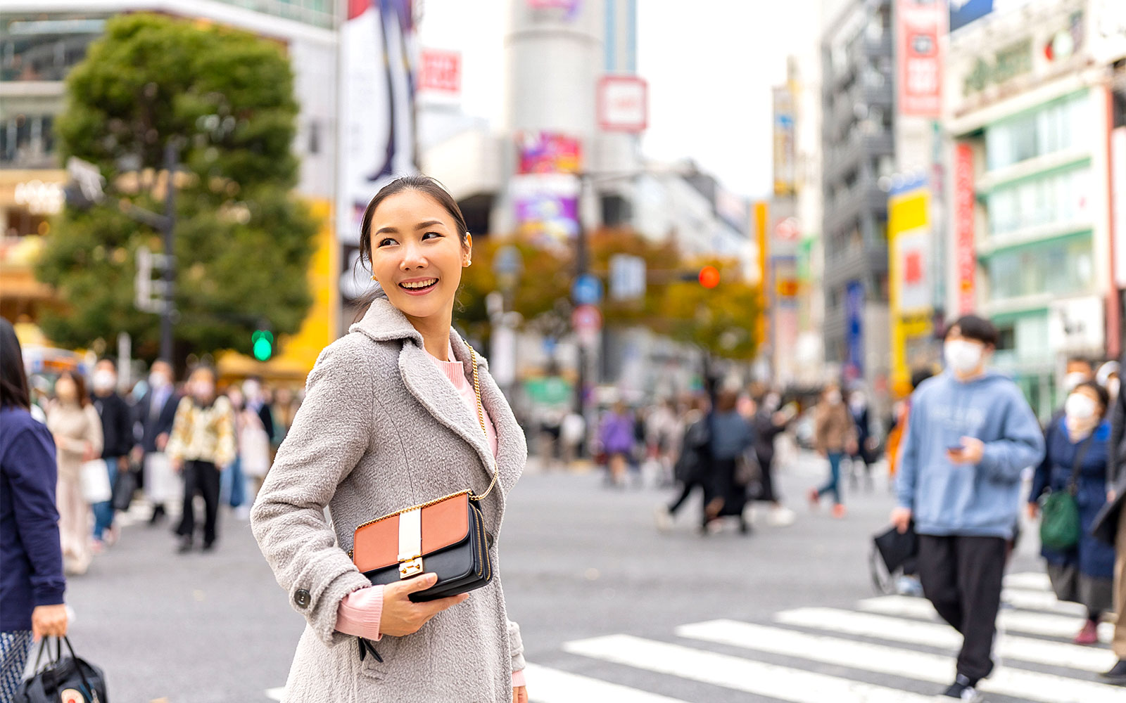 시부야 횡단보도에서 사진을 찍는 여성