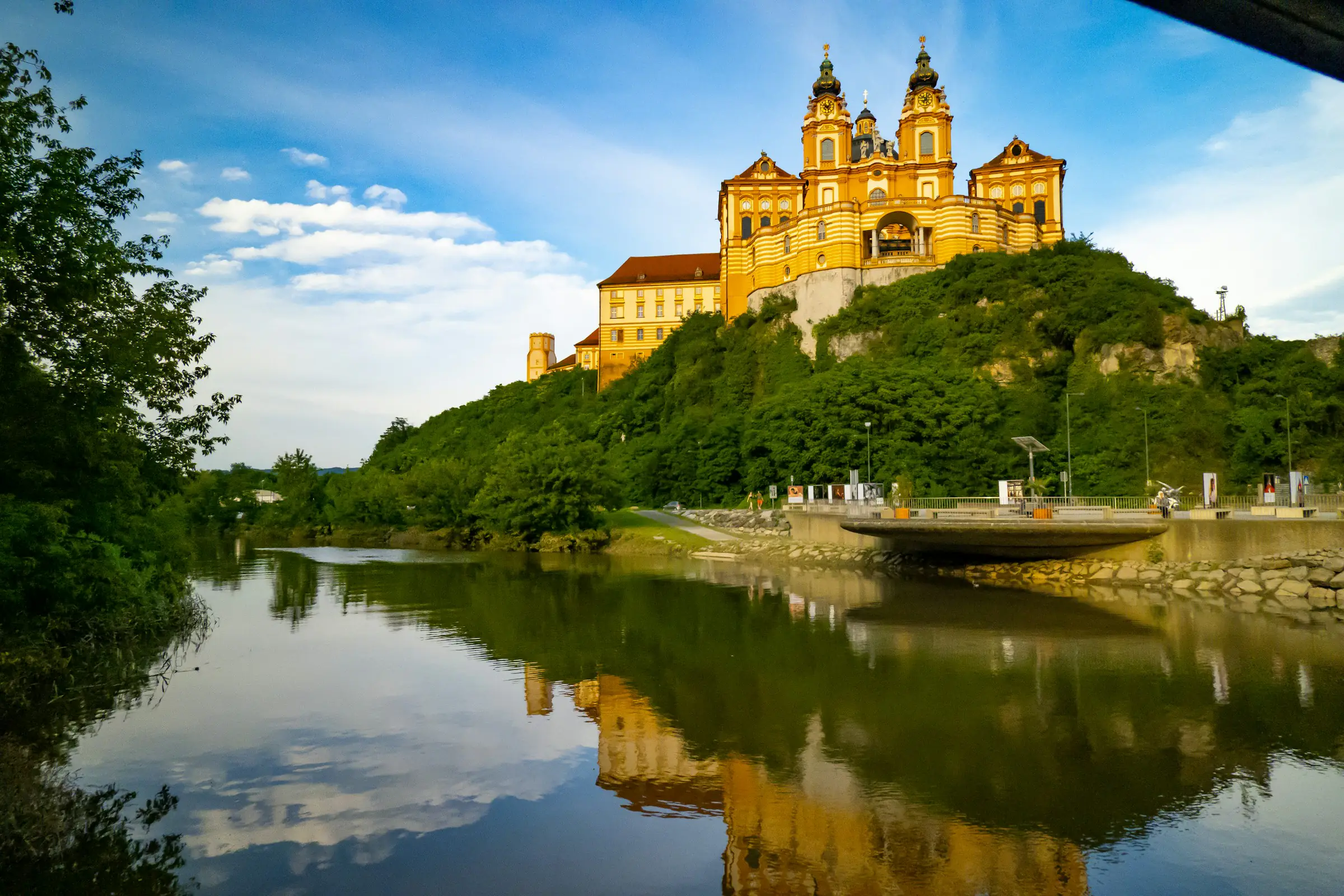 Niederösterreich, Stift Melk über der Donau mit Spiegelung unter blauem Himmel