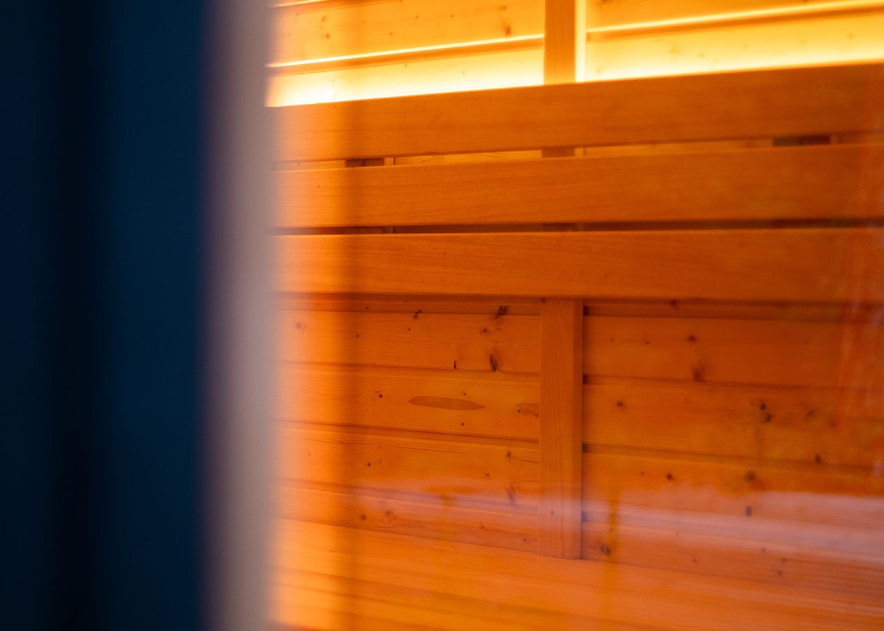 Close-up van het natuurlijke hout in het STOOMR sauna-interieur