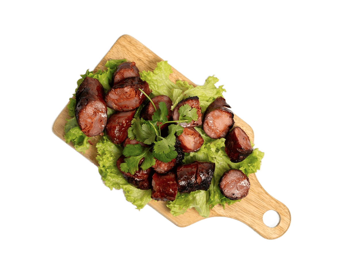 Chouriço grillé à la portugaise servi au Restaurant Miragem à Pétange, Luxembourg, présenté sur une planche en bois avec salade verte et coriandre fraîche.