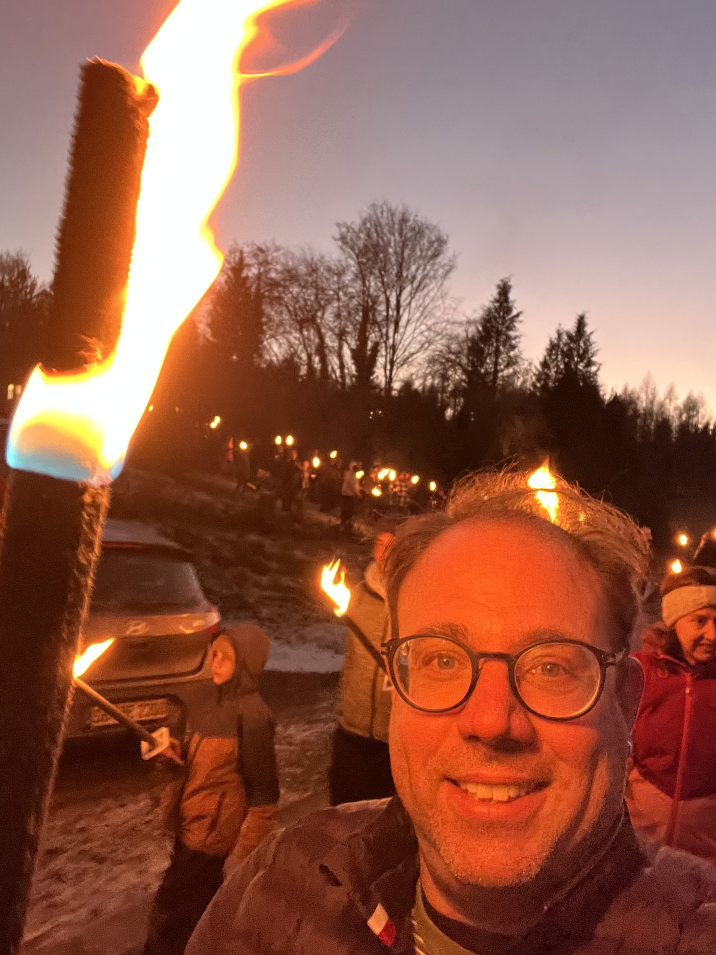Timo führt die Fackelwanderung an.