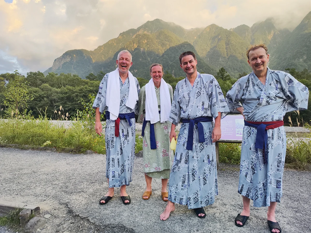 Reisegruppe in Kimono vor Bergpanorama
