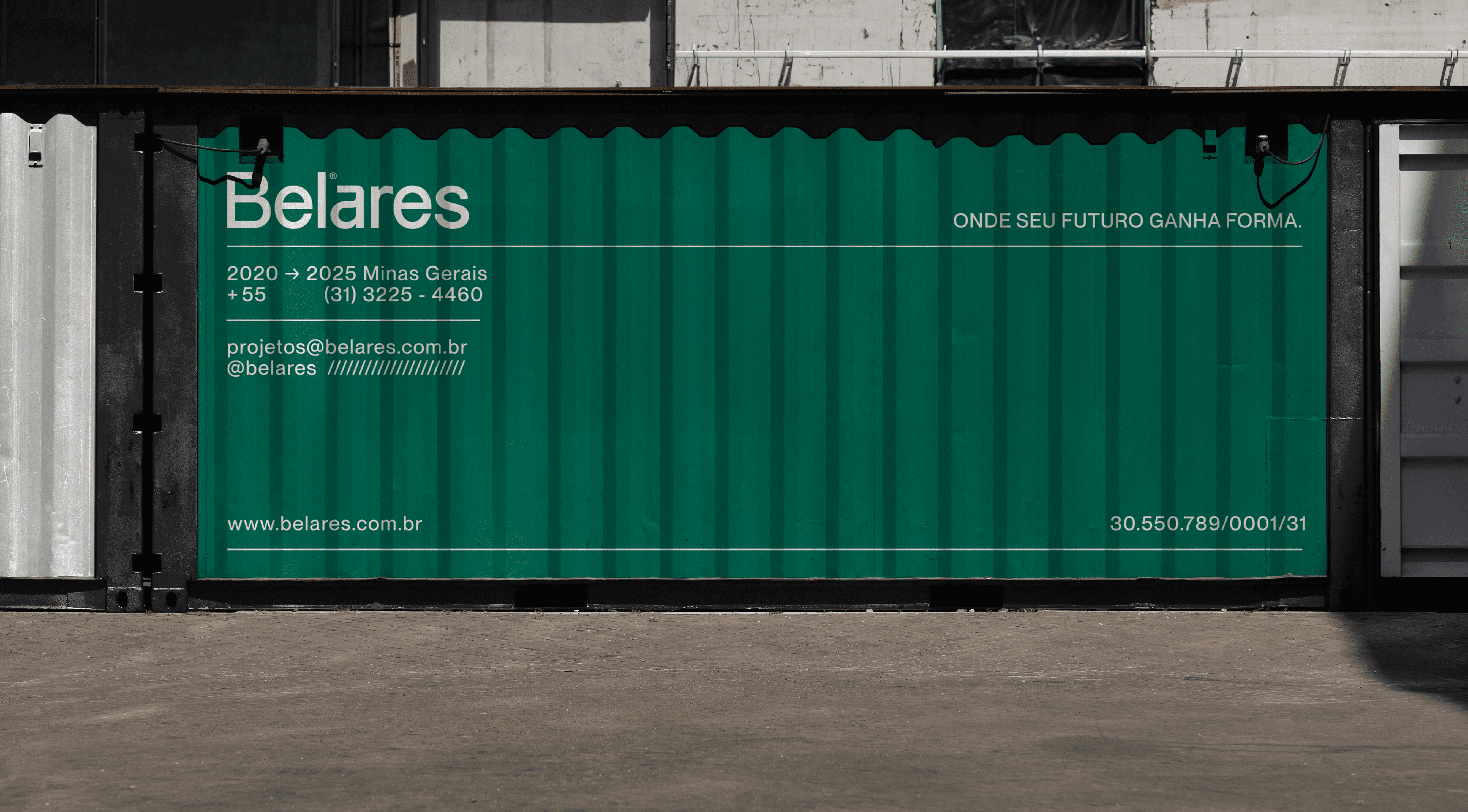 Painel publicitário da CSD Fintechs em estação urbana com mensagem sobre inovação no setor financeiro.