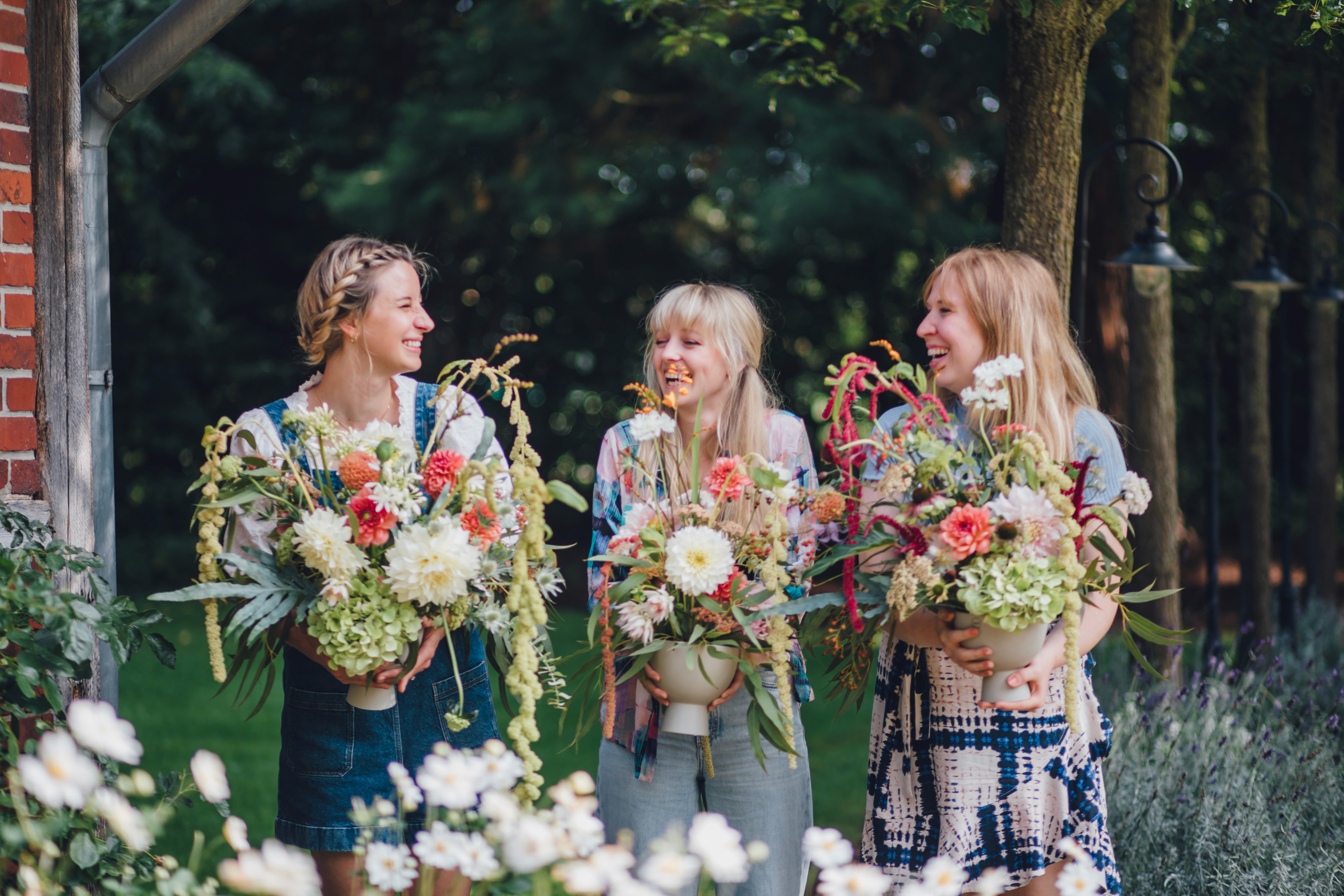 Drei Creator präsentieren Blumenbouquets aus dem Workshop mit 1000 gute Gründe für Blumen und Pflanzen.