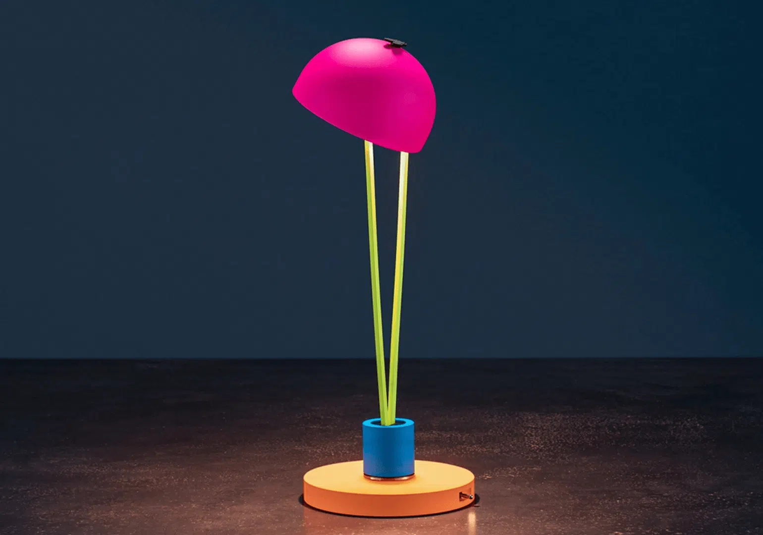 Lampara de pie Ale de Catellani and Smith, una lámpara de colores vibrantes y divertida.