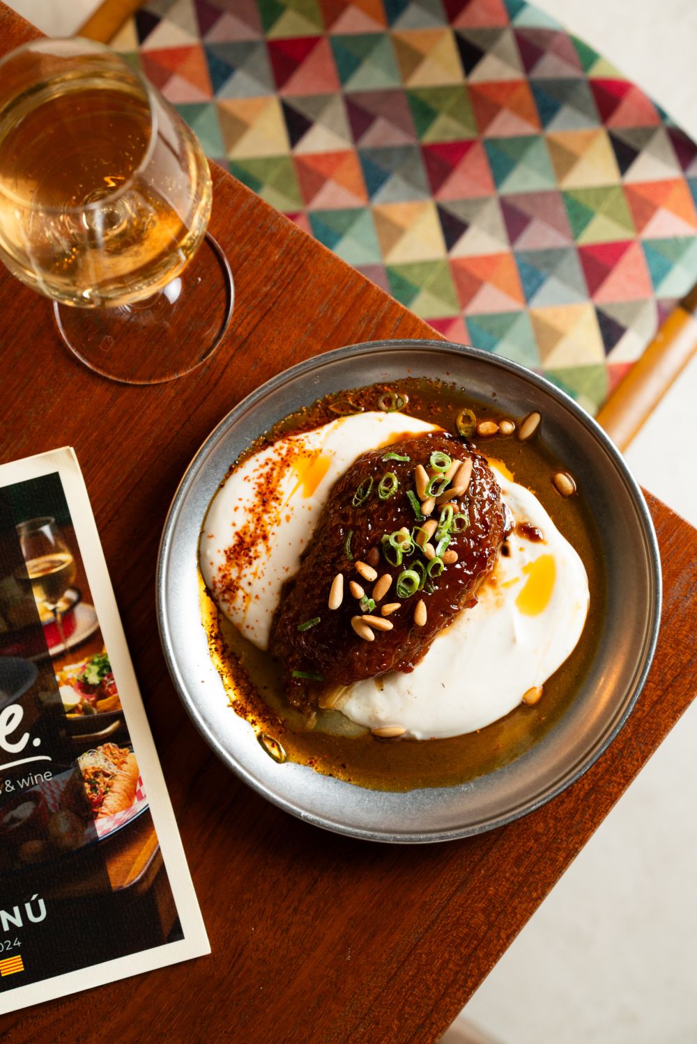Burrata with spiced chutney, pine nuts and spring onion paired with natural wine — vegetarian tapas at Faire. Tapas & Wine, Eixample Barcelona
